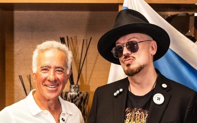 Boy George, à droite, pose aux côtés de Sylvan Adams à son arrivée en Israël le 31 octobre 2026. (Alon Levin)