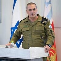 Le chef d'état-major de l'armée israélienne, le lieutenant-général Eyal Zamir, s'exprimant lors d'une conférence militaire à la base de Glilot, le 4 octobre 2026. (Crédit : Armée israélienne)