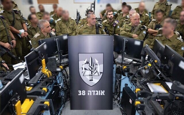 Le chef d'état-major de l'armée israélienne, le lieutenant-général Eyal Zamir, prend la parole lors du premier exercice de la nouvelle 38e division de l'armée, le 7 octobre 2026. (Crédit : Armée israélienne)