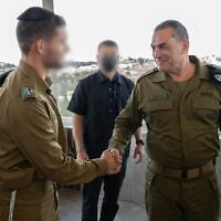 Le chef d'état-major de l'armée israélienne, le lieutenant-général Eyal Zamir, rencontre un cadet de la Brigade hasmonéenne, destinée aux soldats ultra-orthodoxes, près du mur Occidental à Jérusalem, le 20 octobre 2026. (Crédit : Armée israélienne)