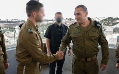 Le chef d'état-major de l'armée israélienne, le lieutenant-général Eyal Zamir, rencontre un cadet de la Brigade hasmonéenne, destinée aux soldats ultra-orthodoxes, près du mur Occidental à Jérusalem, le 20 octobre 2026. (Crédit : Armée israélienne)