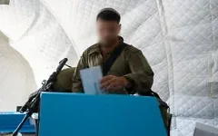 Des soldats de l'armée israélienne votant lors des élections nationales israéliennes dans une base militaire de la bande de Gaza, sur une photo de presse publiée le 26 octobre 2026. (Crédit : Armée israélienne)