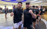 Yehonatan Maatuf (à gauche), blessé lors de la guerre entre Israël et le Hamas à Gaza le 11 avril 2025, s'apprêtant à s'entraîner avec Sagi Dovev à la « House of Heroes », à Or Yehuda, le 9 septembre 2026. (Crédit : Matan Siegel/Times of Israel)