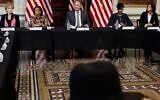 Douglas Emhoff (au centre), « deuxième homme » des États-Unis et époux de la vice-présidente Kamala Harris, prend la parole lors d’une table ronde sur la montée de l’antisémitisme, en présence (de gauche à droite) Deborah Lipstadt, envoyée spéciale chargée de surveiller et de lutter contre l’antisémitisme, Susan Rice, conseillère à la Maison Blanche pour la politique intérieure, Keisha Lance Bottoms, conseillère principale du président pour l’engagement citoyen, et Shelley Greenspan, chargée des relations avec la communauté juive à la Maison Blanche, dans l'« Indian Treaty Room » du bâtiment Eisenhower Executive Office, le 7 décembre 2022, à Washington, DC. (Chip Somodevilla/ Getty Images/ AFP)