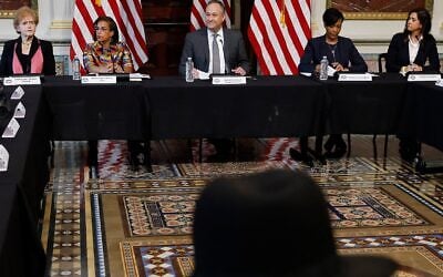 Douglas Emhoff (au centre), « deuxième homme » des États-Unis et époux de la vice-présidente Kamala Harris, prend la parole lors d’une table ronde sur la montée de l’antisémitisme, en présence (de gauche à droite) Deborah Lipstadt, envoyée spéciale chargée de surveiller et de lutter contre l’antisémitisme, Susan Rice, conseillère à la Maison Blanche pour la politique intérieure, Keisha Lance Bottoms, conseillère principale du président pour l’engagement citoyen, et Shelley Greenspan, chargée des relations avec la communauté juive à la Maison Blanche, dans l'« Indian Treaty Room » du bâtiment Eisenhower Executive Office, le 7 décembre 2022, à Washington, DC. (Chip Somodevilla/ Getty Images/ AFP)