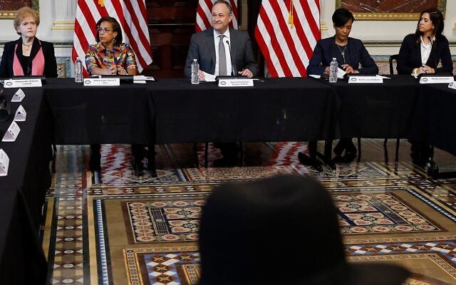 Douglas Emhoff (au centre), « deuxième homme » des États-Unis et époux de la vice-présidente Kamala Harris, prend la parole lors d’une table ronde sur la montée de l’antisémitisme, en présence (de gauche à droite) Deborah Lipstadt, envoyée spéciale chargée de surveiller et de lutter contre l’antisémitisme, Susan Rice, conseillère à la Maison Blanche pour la politique intérieure, Keisha Lance Bottoms, conseillère principale du président pour l’engagement citoyen, et Shelley Greenspan, chargée des relations avec la communauté juive à la Maison Blanche, dans l'« Indian Treaty Room » du bâtiment Eisenhower Executive Office, le 7 décembre 2022, à Washington, DC. (Chip Somodevilla/ Getty Images/ AFP)