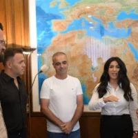 Le Premier ministre Benjamin Netanyahu rencontre les survivants du vol flydubai qui a été attaqué, le 1ᵉʳ octobre 2026. (Crédit: Amos Ben Gershom/GPO)