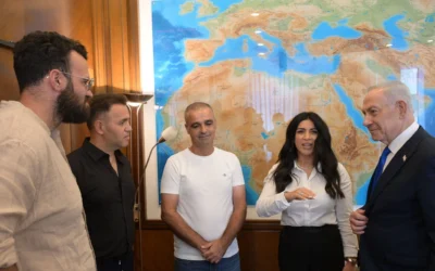 Le Premier ministre Benjamin Netanyahu rencontre les survivants du vol flydubai qui a été attaqué, le 1ᵉʳ octobre 2026. (Crédit: Amos Ben Gershom/GPO)