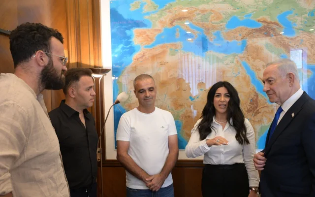 Le Premier ministre Benjamin Netanyahu rencontre les survivants du vol flydubai qui a été attaqué, le 1er octobre 2026. (Crédit: Amos Ben Gershom/GPO)