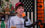 Lucas Zelnick dans son podcast « Mommy Issues » sur une capture d'écran tirée d'une vidéo publiée sur son compte YouTube le 30 octobre 2026. (Lucas Zelnick/YouTube)