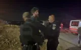Le journaliste et militant Jasper Nathaniel est arrêté par la police israélienne à la suite d’un affrontement avec des résidents d’implantations, dans les collines du sud d’Hébron, en Cisjordanie, dans la nuit du 28 octobre 2026. (Crédit : Adele Shoko/X)