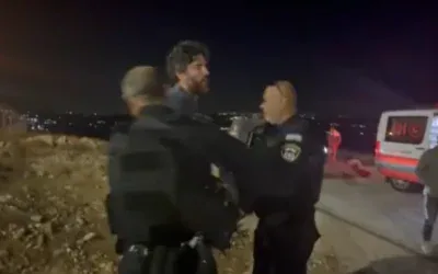 Le journaliste et militant Jasper Nathaniel est arrêté par la police israélienne à la suite d’un affrontement avec des résidents d’implantations, dans les collines du sud d’Hébron, en Cisjordanie, dans la nuit du 28 octobre 2026. (Crédit : Adele Shoko/X)