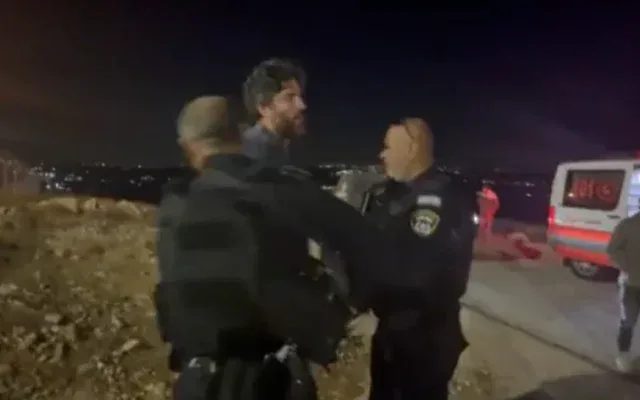 Le journaliste et militant Jasper Nathaniel est arrêté par la police israélienne à la suite d’un affrontement avec des résidents d’implantations, dans les collines du sud d’Hébron, en Cisjordanie, dans la nuit du 28 octobre 2026. (Crédit : Adele Shoko/X)