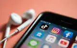 Illustration : un iPhone sur lequel sont affichées les icônes de TikTok et d’autres applications de réseaux sociaux. (Crédit: Wachiwit/iStock)