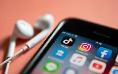 Illustration : un iPhone sur lequel sont affichées les icônes de TikTok et d’autres applications de réseaux sociaux. (Crédit: Wachiwit/iStock)