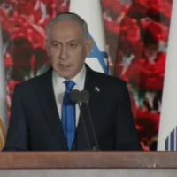 Le Premier ministre Benjamin Netanyahu lors d'une cérémonie officielle commémorant le troisième anniversaire de l'attaque du 7-Octobre, le 5 octobre 2026. (Crédit : Capture d'écran/Bureau de la presse gouvernementale)