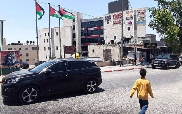 Illustration : Une vue depuis la place Basher al-Barghouthi, à Ramallah, le 23 mai 2024. (Crédit : Gianluca Pacchiani/Times of Israel)