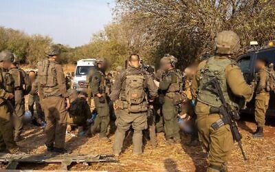 Des soldats israéliens sur les lieux de l'explosion mortelle d'une munition du Hezbollah lors d'une randonnée scolaire dans la région de la crête de Ramim, dans le nord d'Israël, près de la frontière avec le Liban, le 12 octobre 2026. (Armée israelienne)