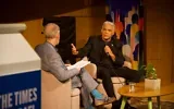 Le chef de l’opposition Yair Lapid, à droite, s’entretient avec David Horovitz, rédacteur en chef et fondateur du Times of Israel, à Tel Aviv, le 12 octobre 2026. (Crédit: Times of Israel)