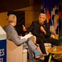 Le chef de l’opposition Yair Lapid, à droite, s’entretient avec David Horovitz, rédacteur en chef et fondateur du Times of Israel, à Tel Aviv, le 12 octobre 2026. (Crédit: Times of Israel)