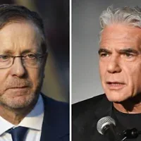 Montage photo (de gauche à droite) : Le président Isaac Herzog s’adressant aux médias sur le site commémoratif du festival Nova, près du kibboutz Reïm, dans le sud d’Israël, le 7 octobre 2026 ; Yaïr Lapid, numéro 2 du parti Beyahad, prenant la parole lors de la conférence « Law and Lies », le 12 octobre 2026. (Crédits : Chaïm Goldberg/Flash90 ; Avshalom Sassoni/Flash90)