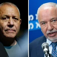 (À gauche) Gadi Eisenkot, chef du parti Yashar et ancien chef d’état-major de Tsahal, en campagne pour les prochaines élections législatives israéliennes, à Kiryat Malachi, le 17 août 2026 ; (à droite) Avigdor Liberman, chef du parti Yisrael Beytenu, lors d’une réunion de son groupe parlementaire à la Knesset, le 7 juillet 2025. (Crédits : Amir Cohen/Reuters, Yonatan Sindel/Flash90)