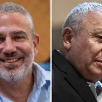 Montage photo (de gauche à droite) : Yinon Magal, personnalité médiatique de droite, assistant à une audience à la Cour suprême de Jérusalem, le 9 mai 2025 ; Gadi Eisenkot, chef du parti Yashar et ancien chef d’état-major de l'armée israélienne, s’exprimant lors d’un meeting électoral, à Nordiya, le 31 août 2026. (Crédits : Chaïm Goldberg/Flash90 ; Gili Yaari/Flash90)