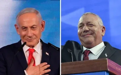 Montage photo (de gauche à droite) : Le Premier ministre Benjamin Netanyahu prononçant un discours au siège de son parti le soir des élections, le 28 octobre 2026 ; le chef du parti Yashar, Gadi Eisenkot, s’exprimant au siège de son parti le soir des élections, le 28 octobre 2026. (Crédits : David Goldman/AP ; Miriam Alster/Flash90)