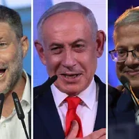 Bezalel Smotrich, chef du parti HaTzionout HaDatit, le Premier ministre Benjamin Netanyahu et Itamar Ben Gvir, chef d’Otzma Yehudit, s’adressent à leurs partisans à l’issue des élections législatives israéliennes du 27 octobre 2026. (Crédits : Chaim Goldberg/Flash90, Jewel Samad/AFP et Leo Correa/AP)