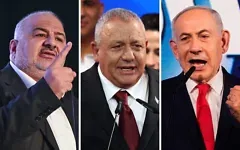 Montage photo (de gauche à droite) : Mansour Abbas, chef du parti Raam, s’exprimant à Sakhnin ; Gadi Eisenkot, chef du parti Yashar, s’exprimant à Tel Aviv ; le Premier ministre Benjamin Netanyahu s’exprimant à Jérusalem après la publication des résultats des sondages à la sortie des urnes, le soir des élections, le 27 octobre 2026. (Crédits : Michael Giladi/Flash90 ; Jack Guez/AFP ; Ohad Zwigenberg/AP Photo)