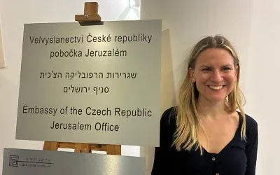 La diplomate tchèque Klára Schneiderová, décédée dans un accident de la route à Jérusalem le 29 octobre 2026, photographiée à Jérusalem. (Autorisation : Ambassade de la République tchèque à Tel Aviv)