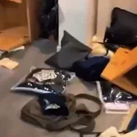 Dégâts constatés dans une synagogue attaquée par des émeutiers le 17 octobre 2026. (Crédit : Capture d’écran/Réseaux sociaux)