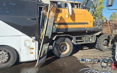 Un bus et un tracteur après une collision sur la Route 25, dans le sud d’Israël, le 30 octobre 2026. (Crédit : Magen David Adom)