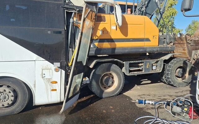 Un bus et un tracteur après une collision sur la Route 25, dans le sud d’Israël, le 30 octobre 2026. (Crédit : Magen David Adom) Un bus et un tracteur après une collision sur la Route 25, dans le sud d’Israël, le 30 octobre 2026. (Crédit : Magen David Adom)
