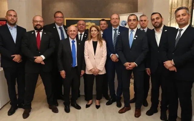 Le nouveau groupe parlementaire chypriote consacré à Israël, au parlement chypriote, à Nicosie, le 14 octobre 2026. (Crédit : Israel Allies Foundation)