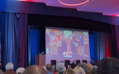 Le président américain Donald Trump s’adresse à la congrégation Shaarey Zedek par vidéo dans le cadre d’un événement consacré à la lutte contre l’antisémitisme à Southfield, dans le Michigan, le 14 octobre 2026. (Crédit: Andrew Lapin/JTA)