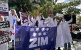 Des employés de Zim Integrated Shipping Services manifestent à Tel-Aviv contre le projet de vente du transporteur de conteneurs israélien à l'allemand Hapag-Lloyd, le 20 octobre 2026. (Autorisation)