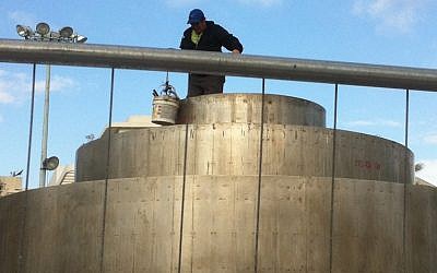 Shalom Sinuwani working on the fountain (photo credit: Jessica Steinberg/The Times of Israel)