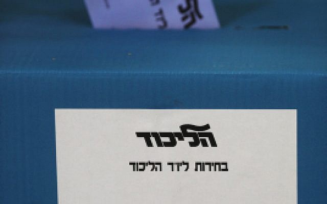A Likud member casts his vote in the party primaries, in Jerusalem, on January 31, 2012. (Photo by Kobi Gideon / Flash90)