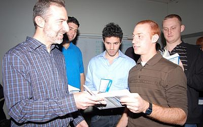 Saul Singer speaks with members of the Start-Up Nation birthright group.