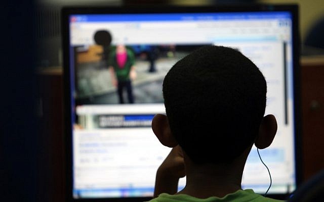 Illustrative: A child using a computer (Yossi Zamir/Flash 90)