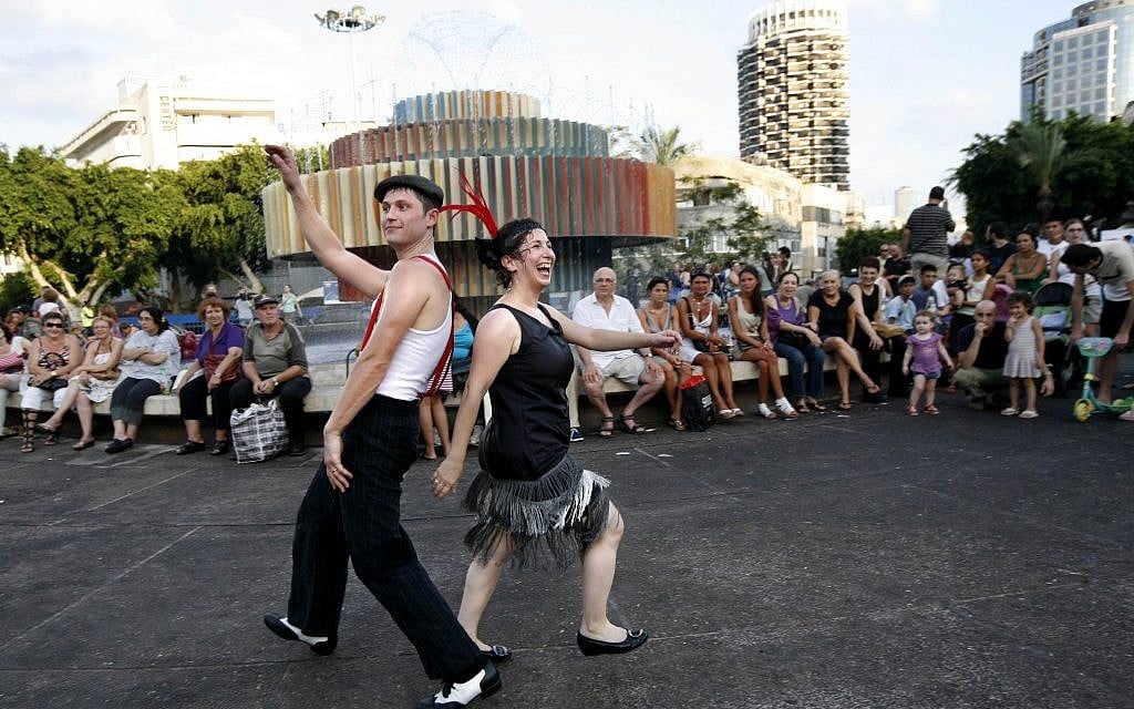 A couple teaches dancing in Dizengoff Square with the Agam fountain in the background in August 2012 (Miriam Alster/Flash90)