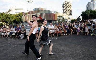 A couple teaches dancing in Dizengoff Square with the Agam fountain in the background (photo credit: Miriam Alster/Flash90)