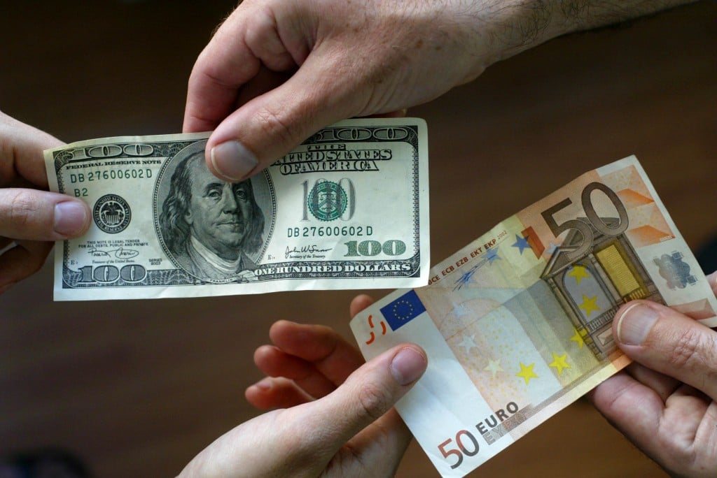 Currency being exchanged (photo credit: Olivier Fitoussi/Flash90)