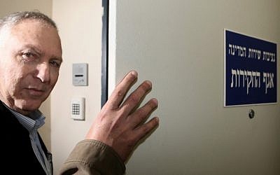 Natan Eshel arrives for questioning at the Civil Service Commission in Jerusalem in February 2012 (photo caption: Kobi Gideon/Flash90)