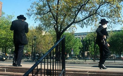 Illustration image: Orthodox Jews in front of a synagogue in Brooklyn. (Serge Attal/Flash 90)