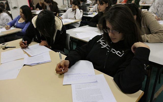 Students taking a test (Tsafrir Abayov/Flash90)