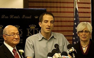 Grapel with his mother and NY congressman Gary Ackerman (photo credit: Flash90)
