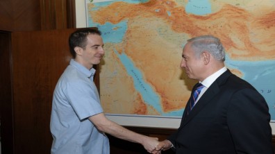Prime Minister Netanyahu greets Grapel in Jerusalem (photo credit: Amos Ben Gershom/GPO/FLASH90)