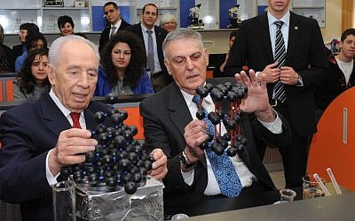 File: Technion professor and Nobel laureate Dan Shechtman shows then-president Shimon Peres how quasicrystals work in 2011. (Mark Neyman/GPO/Flash90)